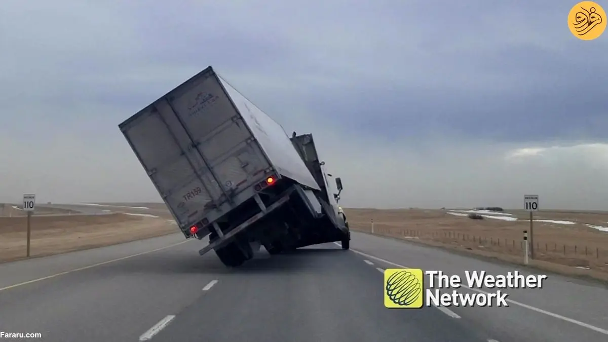 (ویدئو) واژگونی کامیون در حال حرکت بر اثر باد شدید