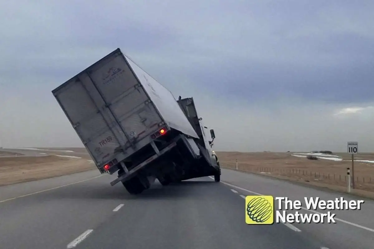 (ویدئو) واژگونی کامیون در حال حرکت بر اثر باد شدید