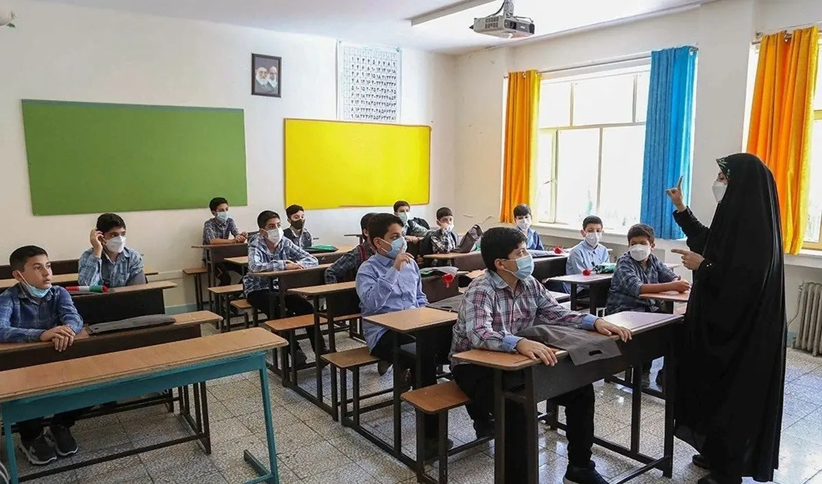 روزنامه رسالت: مدارس عادیِ دولتی به حال خود رها شده‌اند