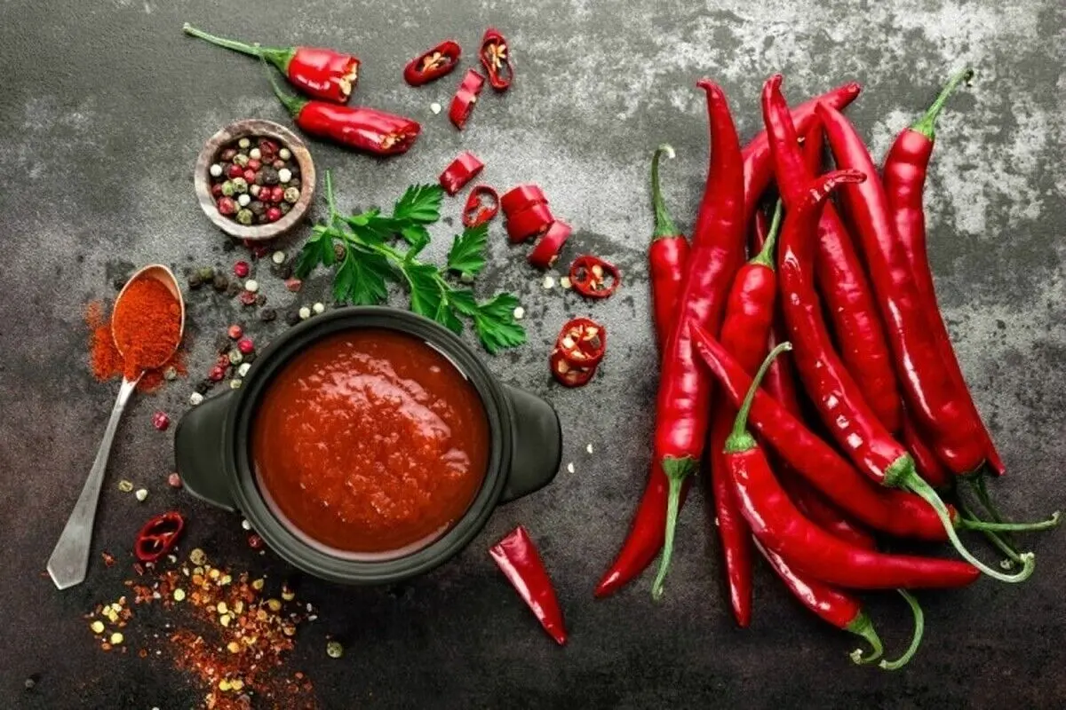 چرا مصرف غذا‌های تند باعث تعریق می‌شود؟
