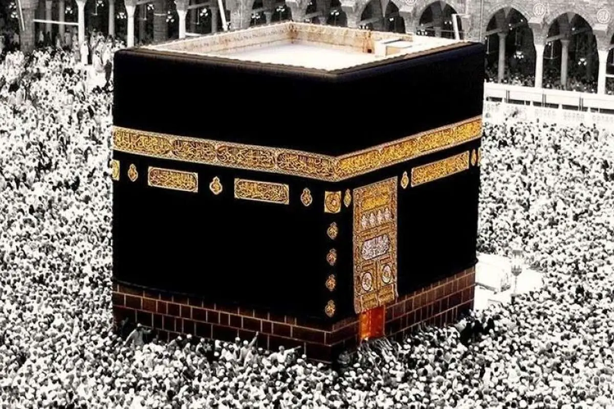 (ویدئو) تمیز کردن بام کعبه با استفاده از ربات‌های هوشمند تمیزکننده