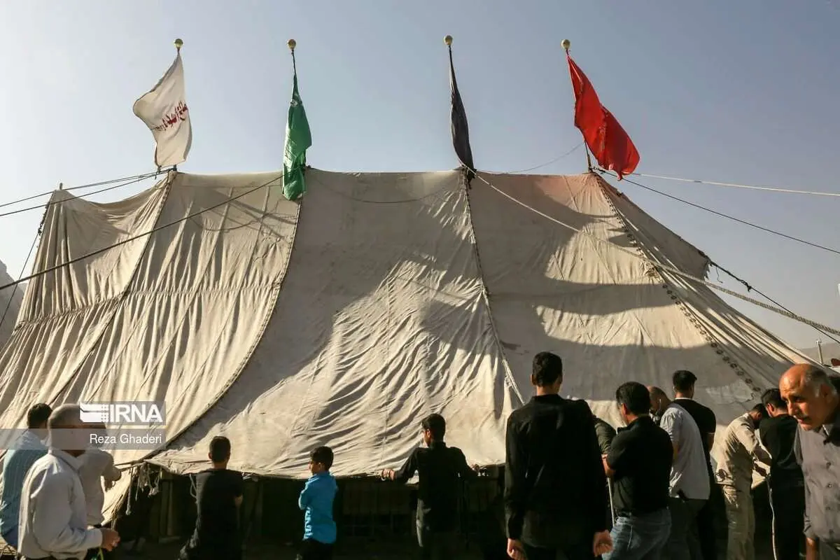 (تصاویر) برافراشتن خیمه عزای حسینی در زرقان