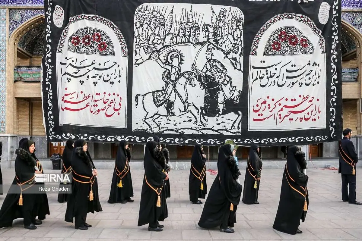 (تصاویر) تعویض پرچم گنبد حرم شاهچراغ