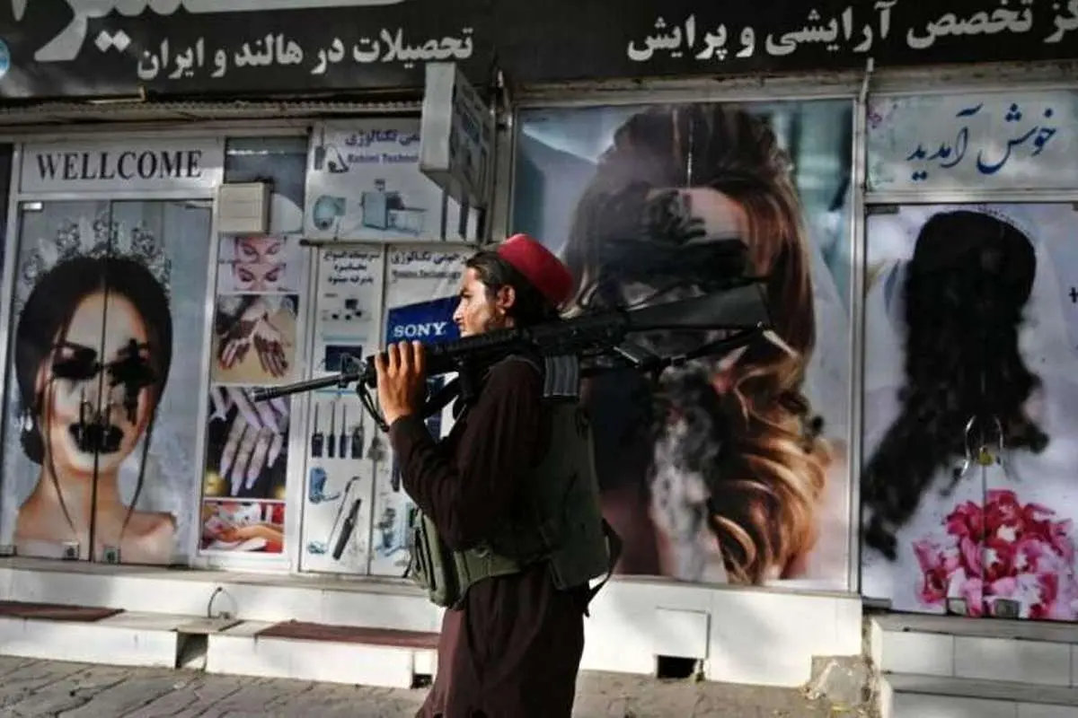طالبان: لوازم داخل آرایشگاههای زنانه حرام است، وضو را باطل میکند