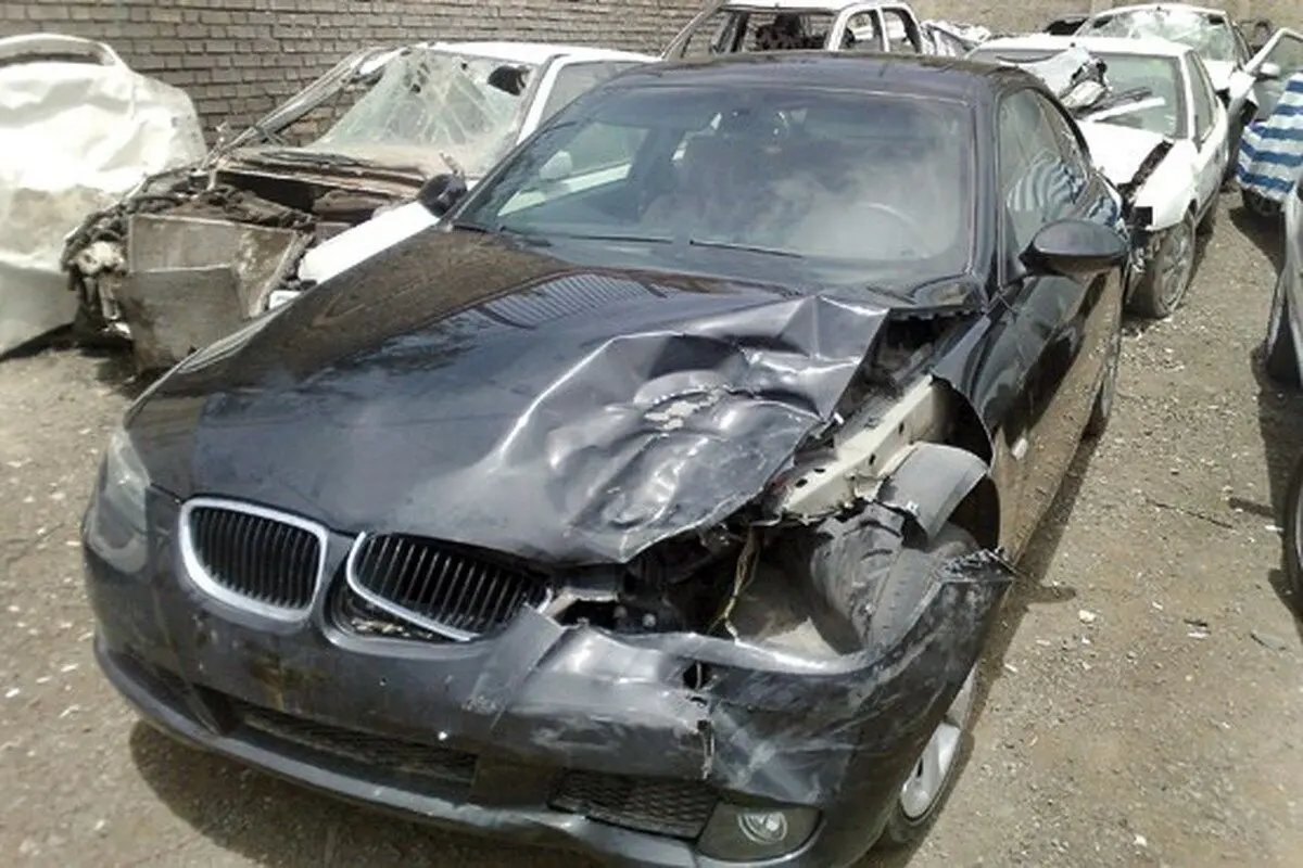 (ویدئو) له شدن خودروی BMW سری هفت پس از برخورد با تیر چراغ راهنمایی!