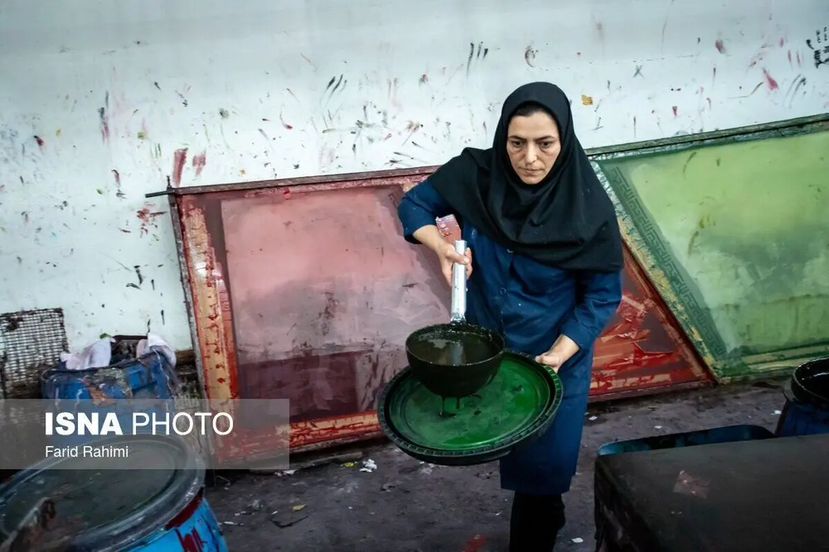(تصاویر) کارخانه تولید پرچم عزای سیدالشهدا