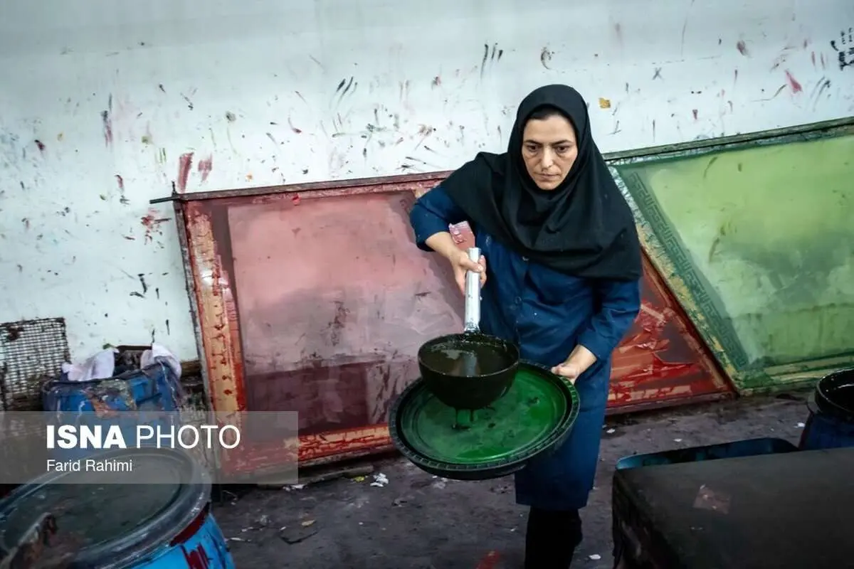 (تصاویر) کارخانه تولید پرچم عزای سیدالشهدا