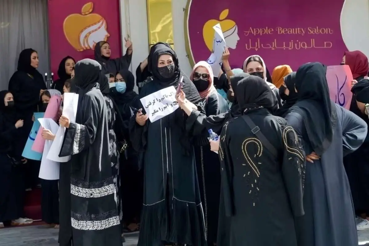 (ویدئو) طالبان تجمع اعتراضی زنان آرایشگر را سرکوب کرد