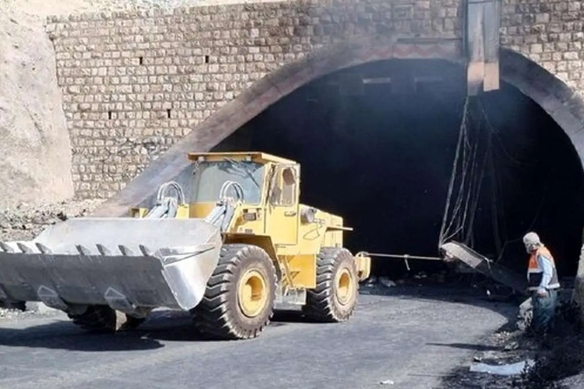 خودروهای سوخته از تونل تنگه زاغ هرمزگان بیرون آمدند/ تونل همچنان مسدود است
