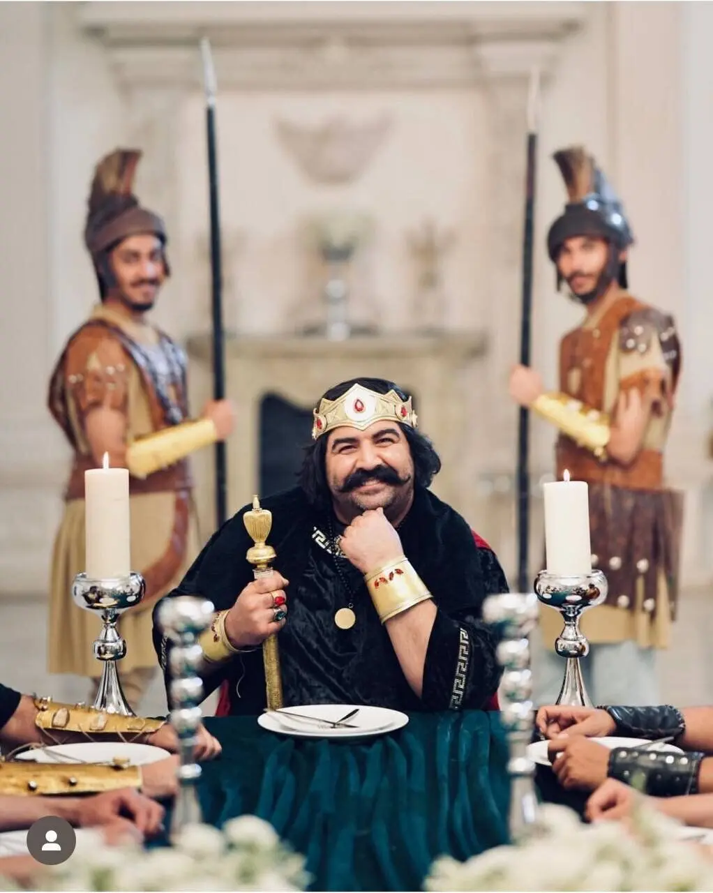 (تصویر) بهنام بانی تاج بر سر گذاشت؛ رونمایی از استایل رومی!