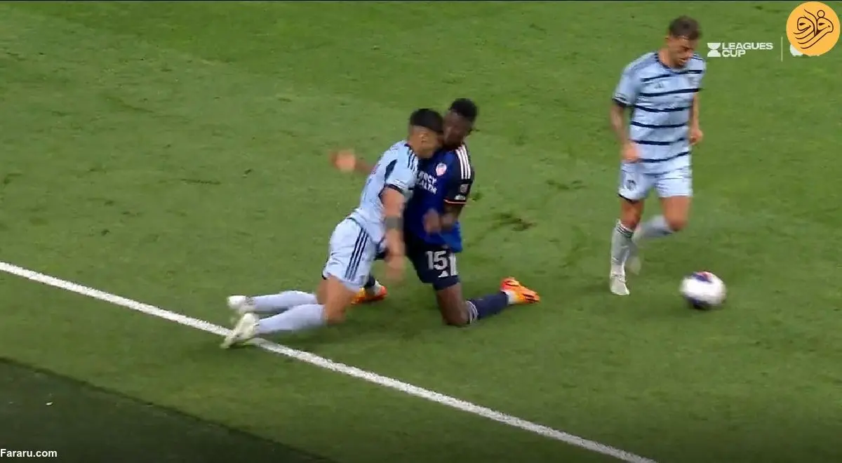 (ویدئو) ضربه سر وحشتناک یک مهاجم به صورت مدافع