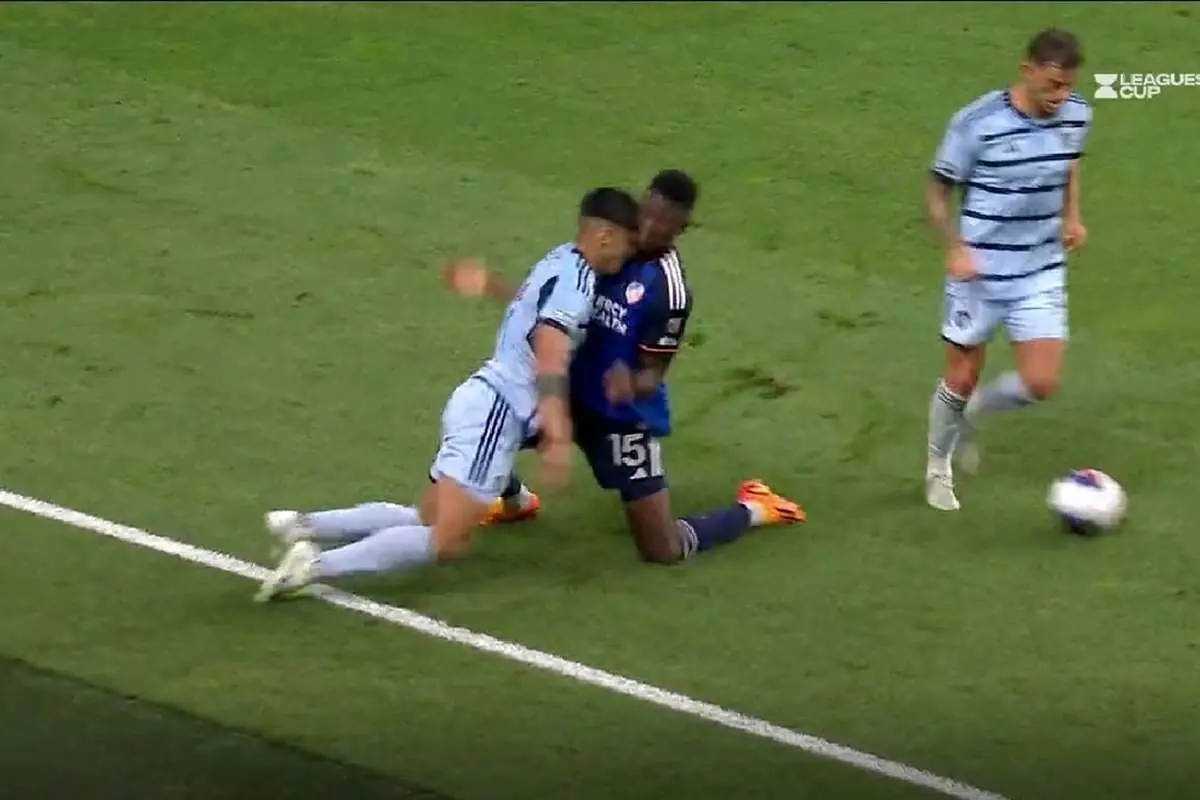 (ویدئو) ضربه سر وحشتناک یک مهاجم به صورت مدافع