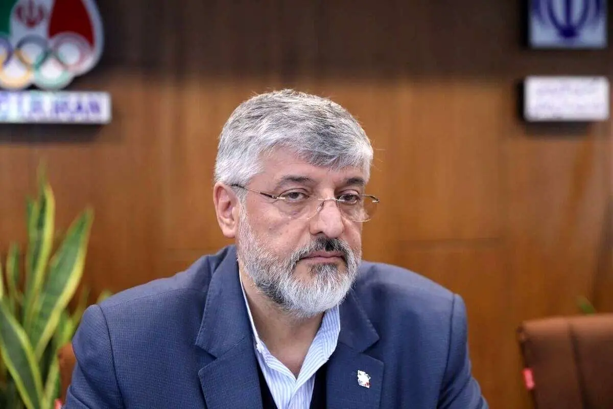 (ویدئو) واکنش پولادگر به استعفای وزیر ورزش: سجادی اینجاست!