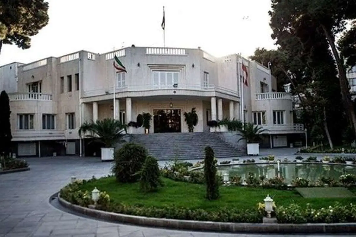 پاستور در برابر بهارستان و عدلیه