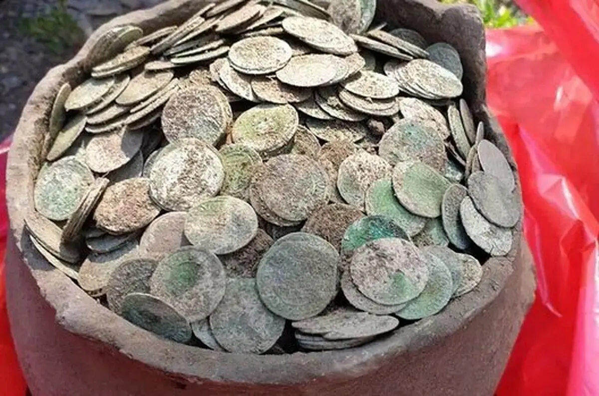 عکس‌هایی نایاب از کشف گنج کوزه‌ای در جنگل