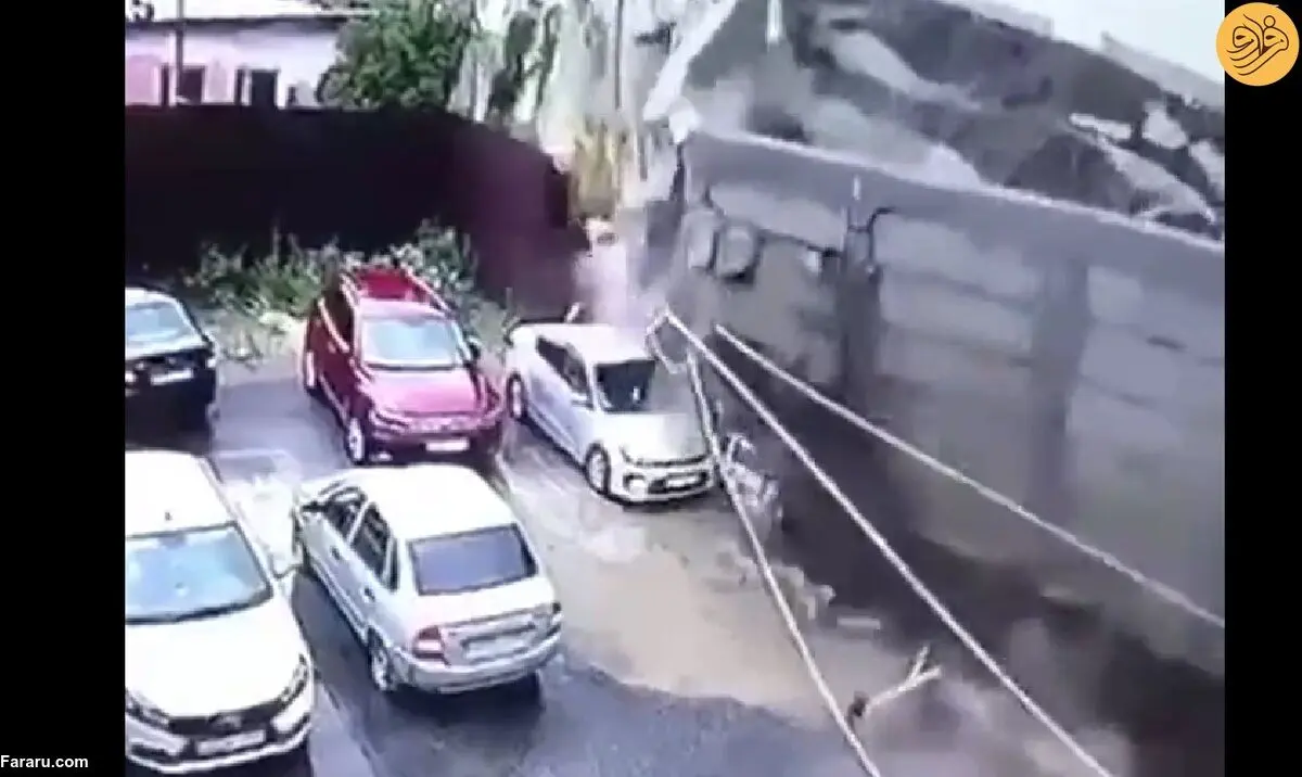 (ویدئو) ریزش وحشتناک دیوار روی چند خودرو