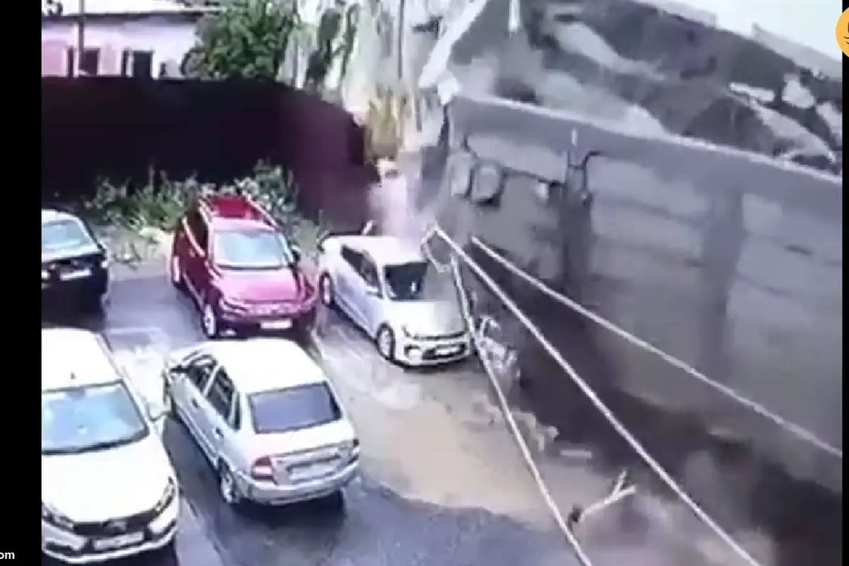 (ویدئو) ریزش وحشتناک دیوار روی چند خودرو