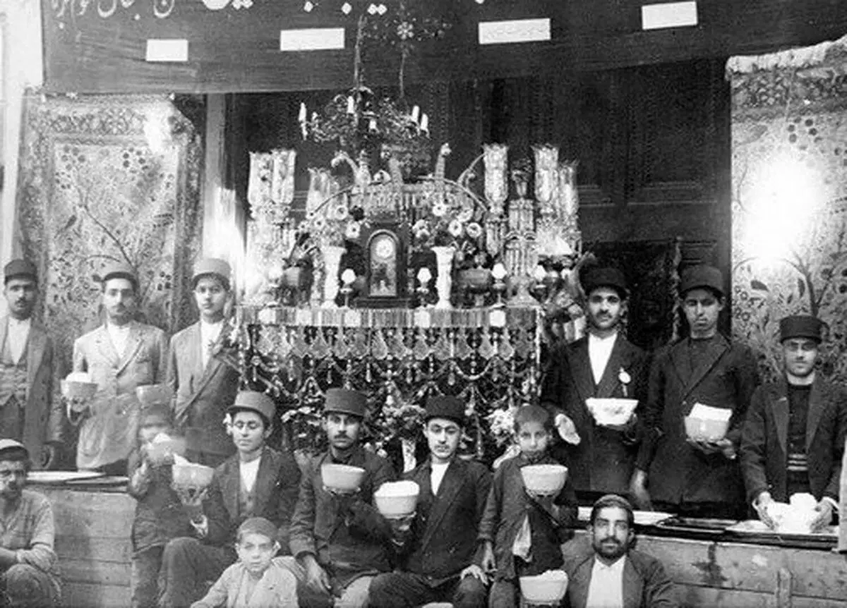 عکس سلفی با سقاخانه ۱۰۰ ساله بازار