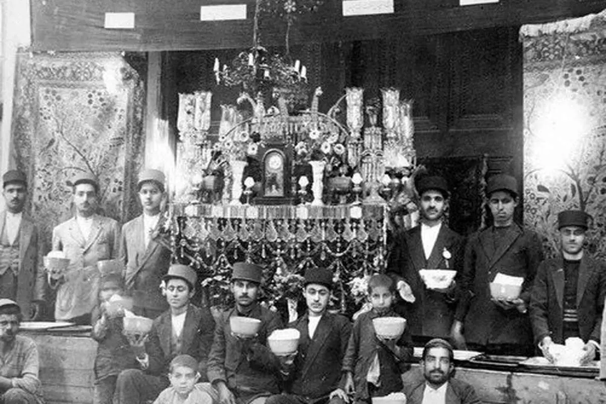 عکس سلفی با سقاخانه ۱۰۰ ساله بازار