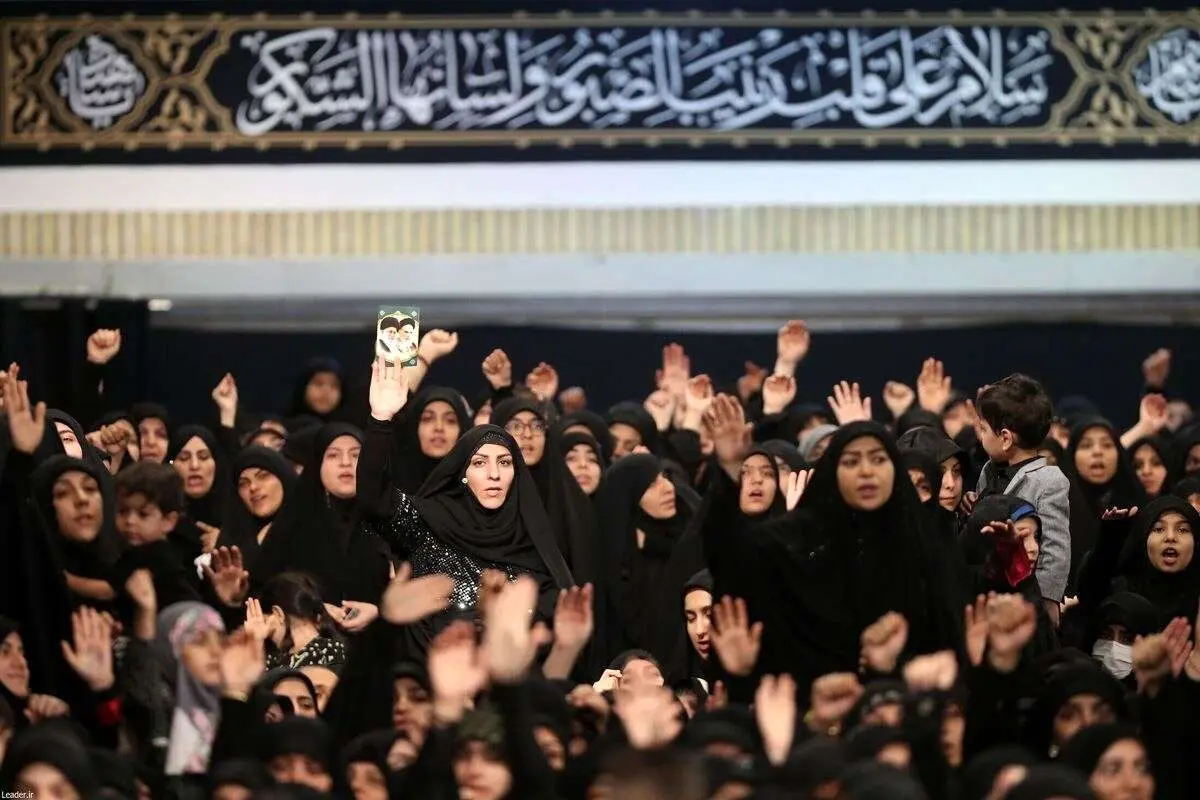 (تصاویر) عزاداری شب تاسوعای حسینی با حضور رهبر انقلاب