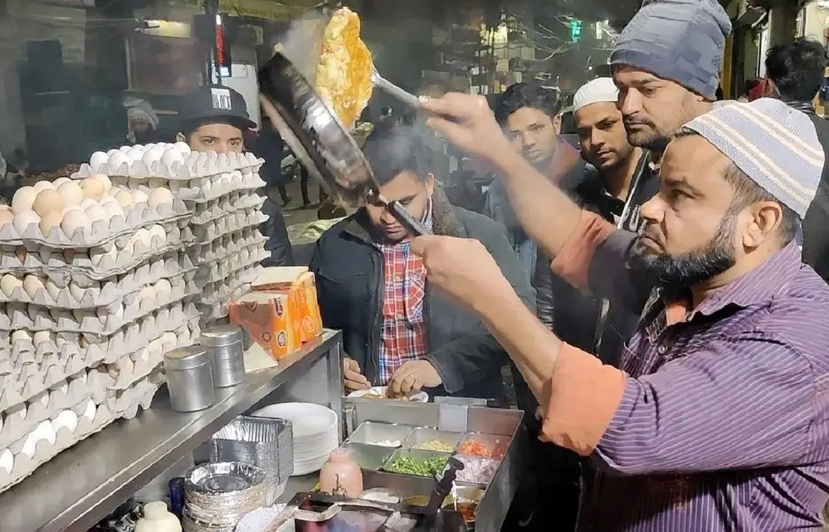 (ویدئو) این مرد در خیابان سریع‌ترین املت هندی را درست می‌کند
