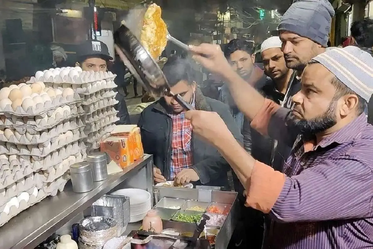(ویدئو) این مرد در خیابان سریعترین املت هندی را درست میکند