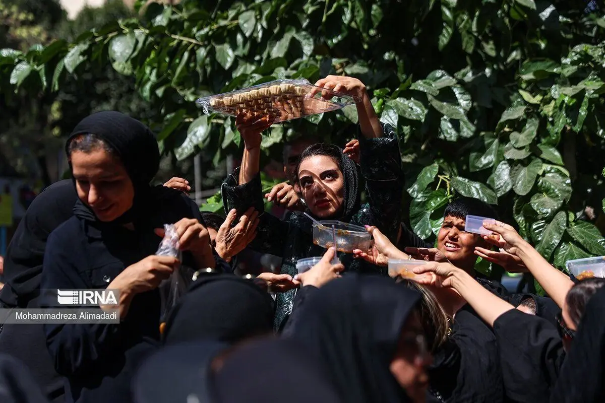 (تصاویر) نذر حلوا در روز تاسوعا