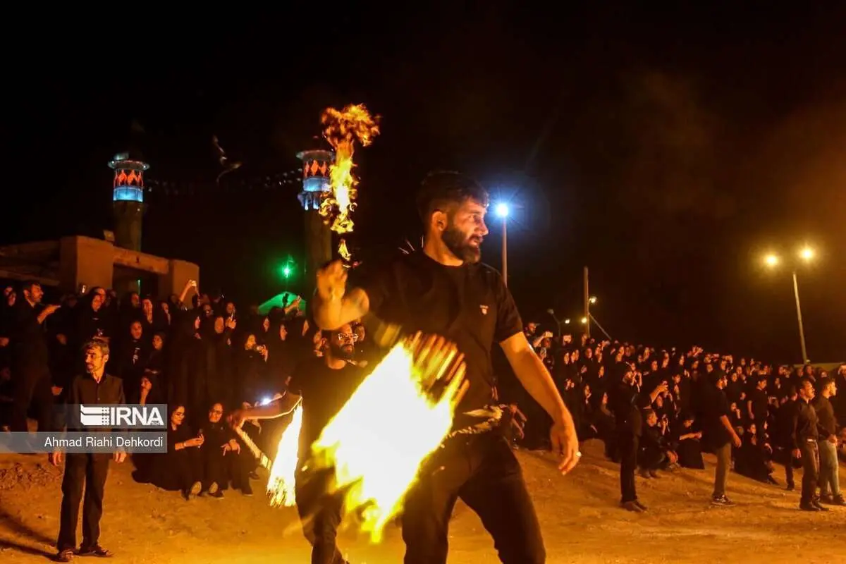 (تصاویر) مراسم عزاداری با زنجیر آتشی