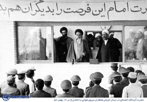 عکس> مقام معظم رهبری در دیدار همافران با امام(ره)
