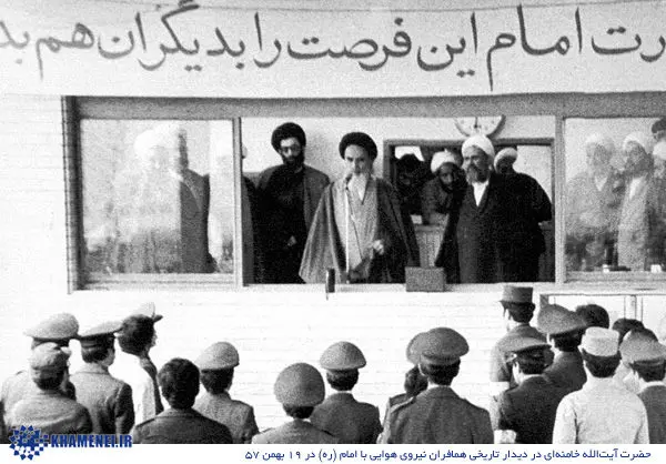 عکس> مقام معظم رهبری در دیدار همافران با امام(ره)