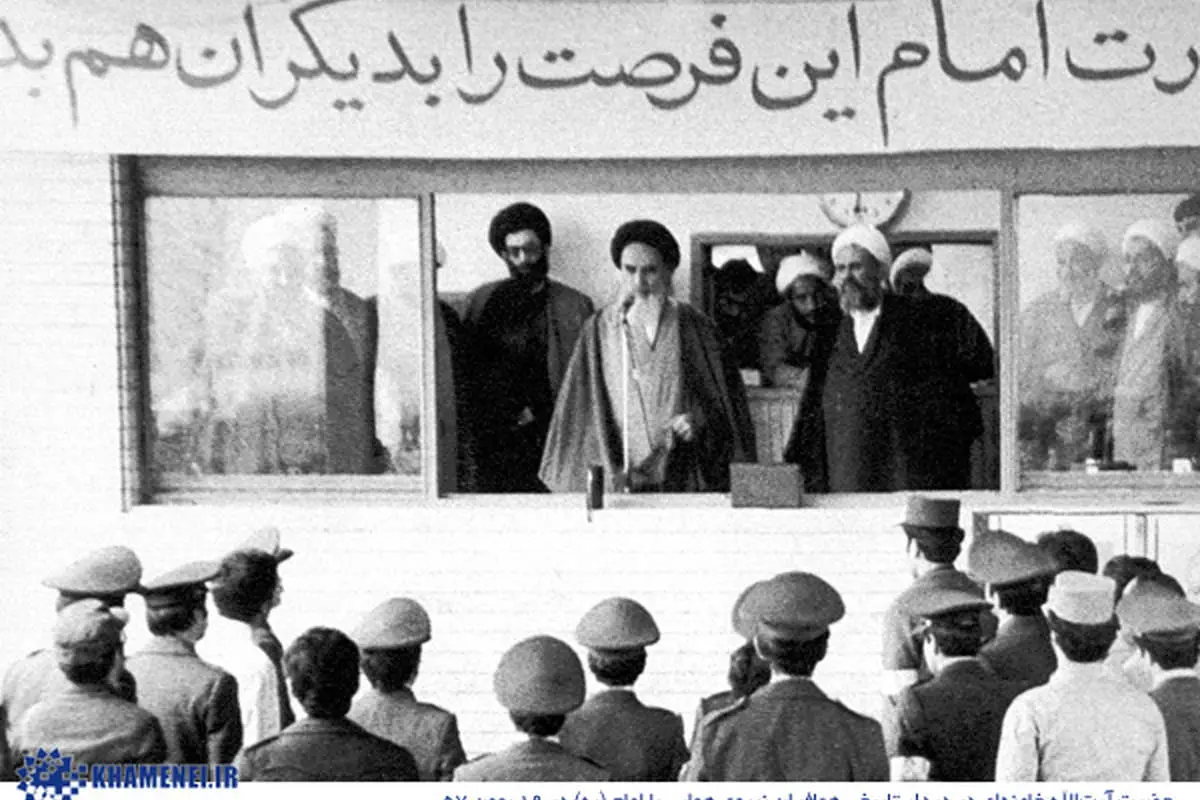 عکس> مقام معظم رهبری در دیدار همافران با امام(ره)