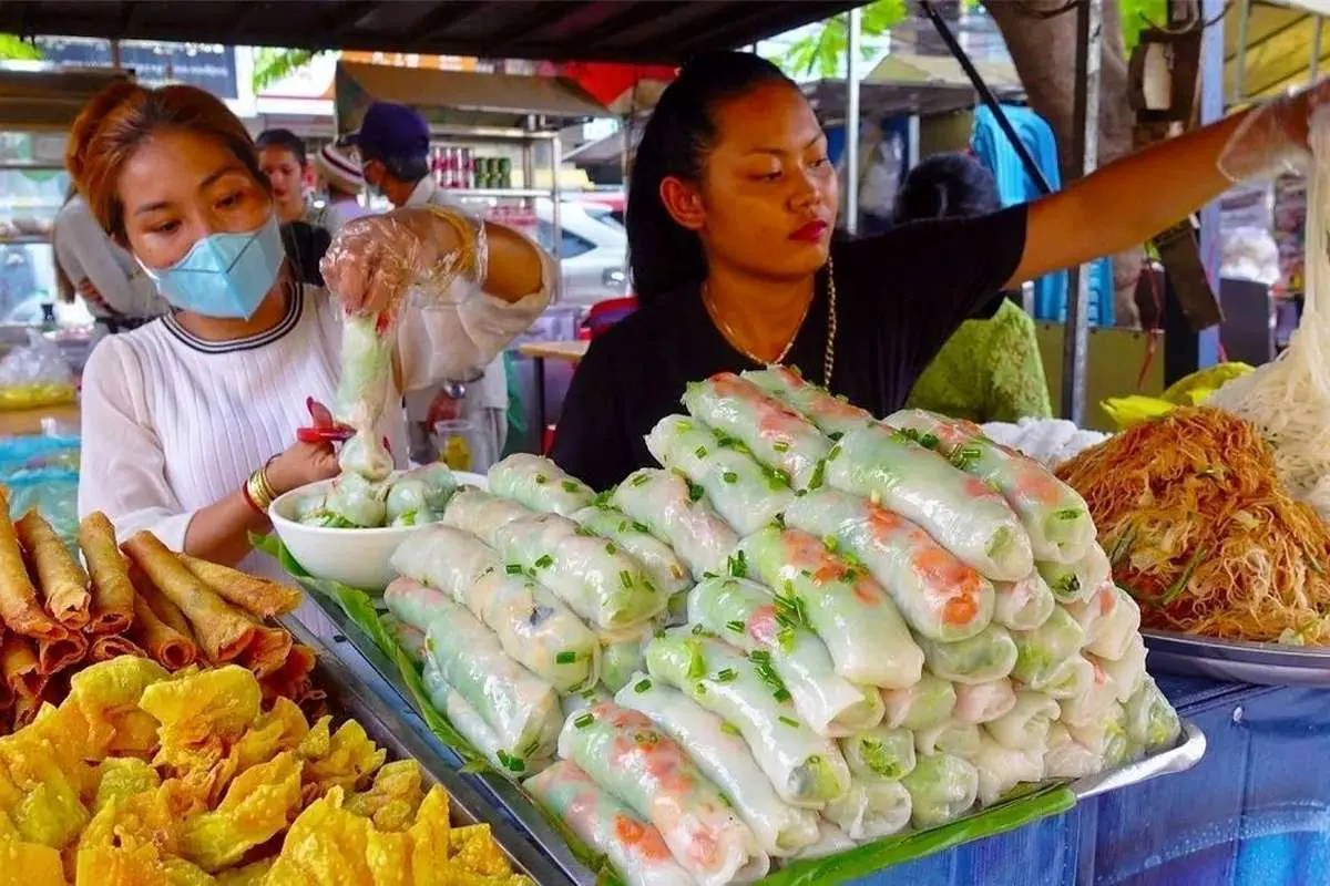 (ویدئو) این دو دختر جوان معروف‌ترین غذاهای کامبوج را آماده می‌کنند!
