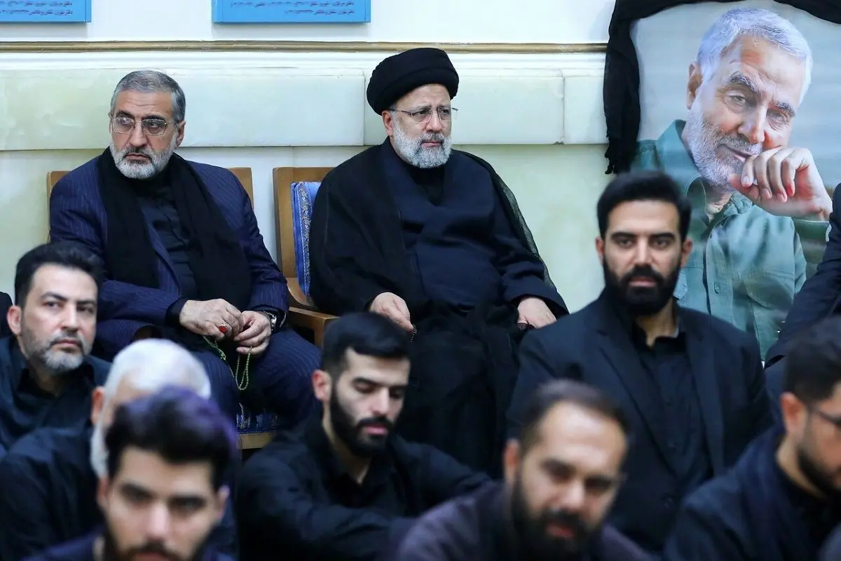 (عکس) اولین تصویر از حضور رئیسی در اجتماع عزاداران حسینی در مصلای نماز جمعه دانشگاه تهران