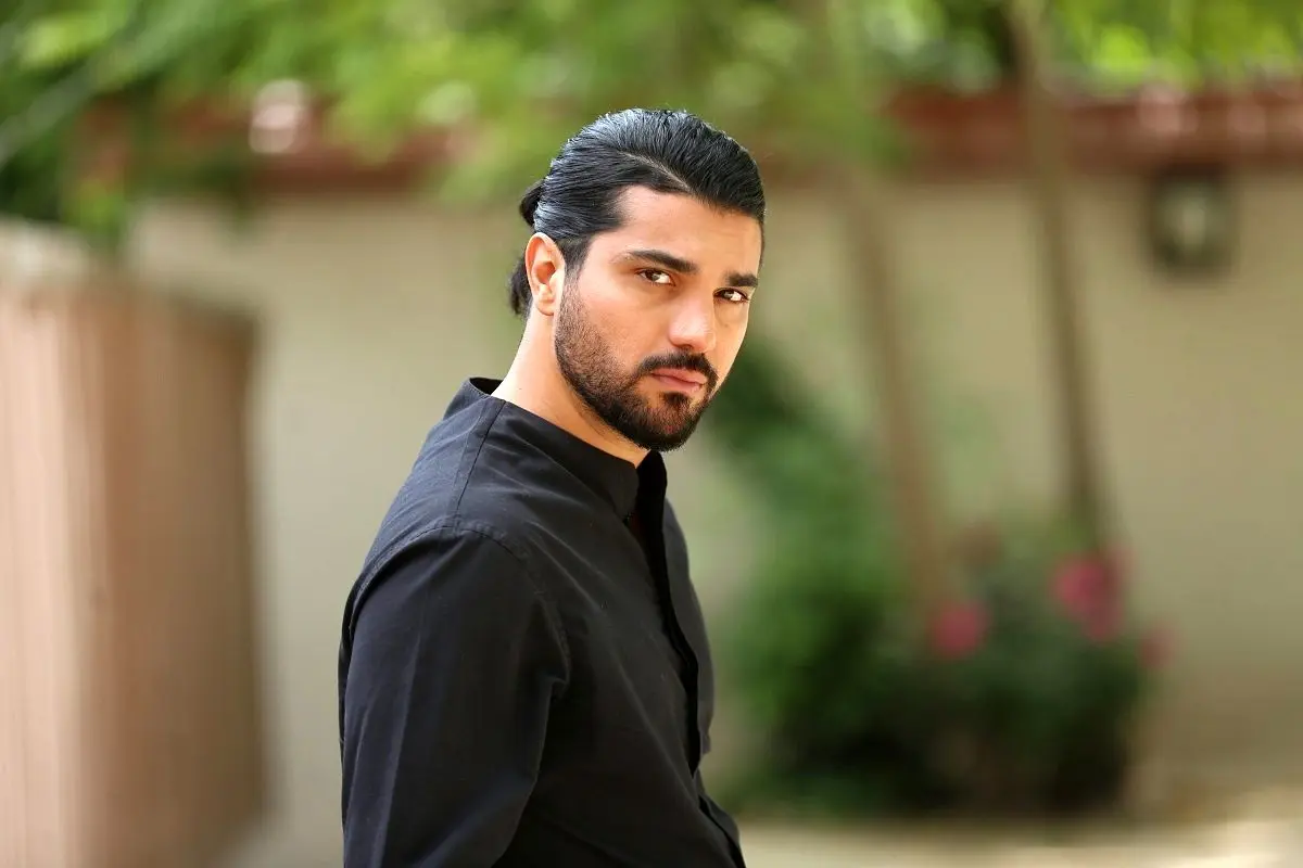 (عکس) آشپزی سینا مهراد در ظهر عاشورا