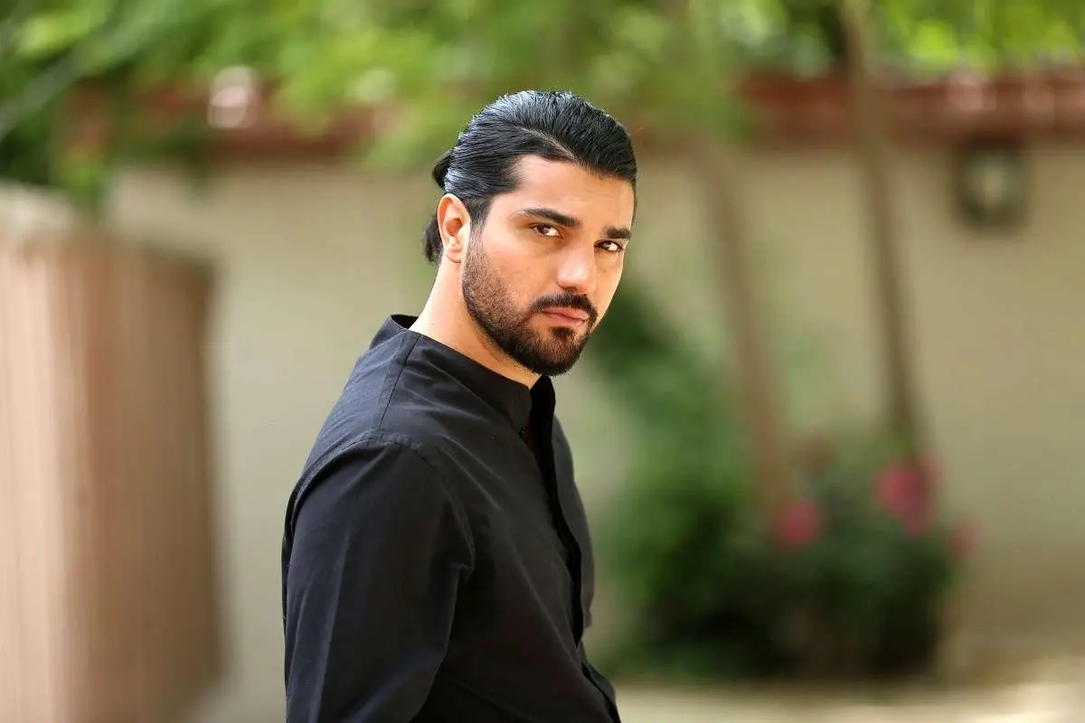 (عکس) آشپزی سینا مهراد در ظهر عاشورا