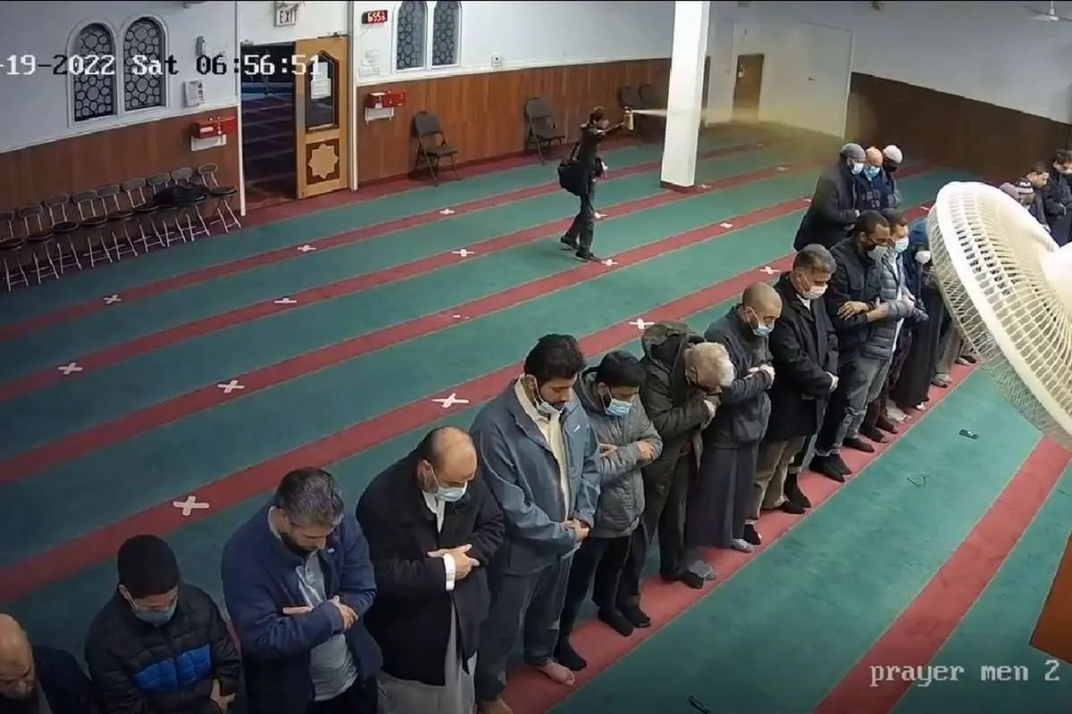 (ویدئو) حمله وحشتناک به نمازگزاران با اسپری فلفل و تبر!