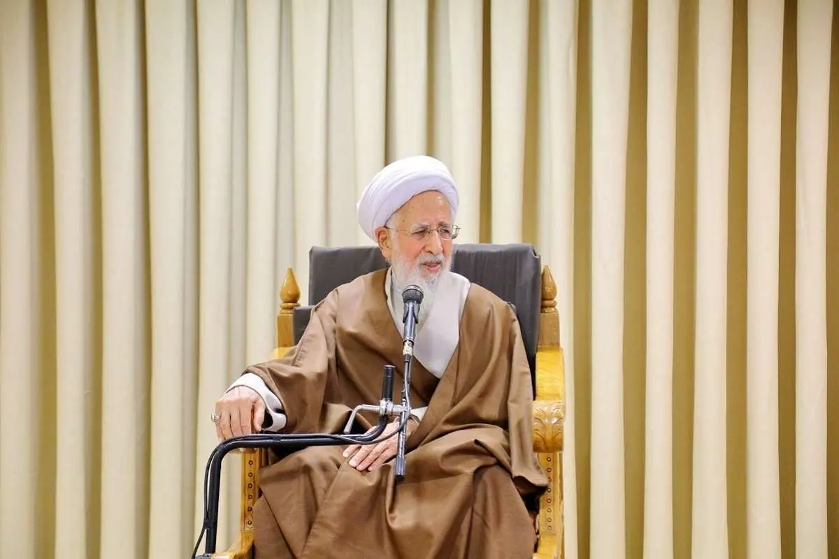 آیتالله جوادی آملی: مواظب باشید از جامعه جدا نشوید