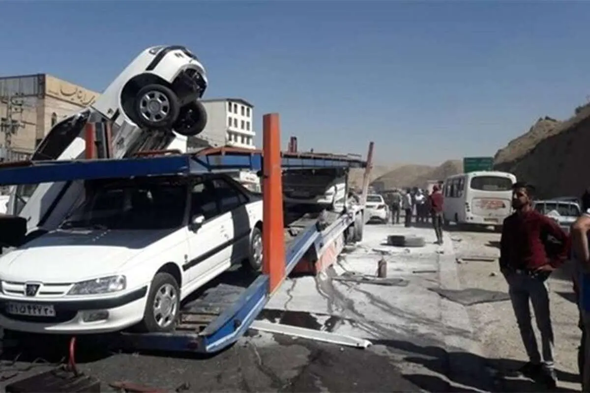 اولین تصاویر از واژگونی تریلی حامل خودروهای صفر در آذربایجان شرقی