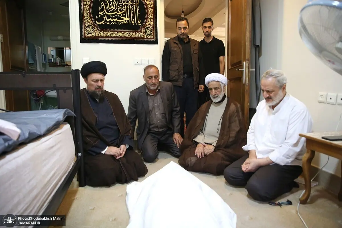 (تصاویر) حضور سید حسن خمینی کنار پیکر مرحوم صانعی