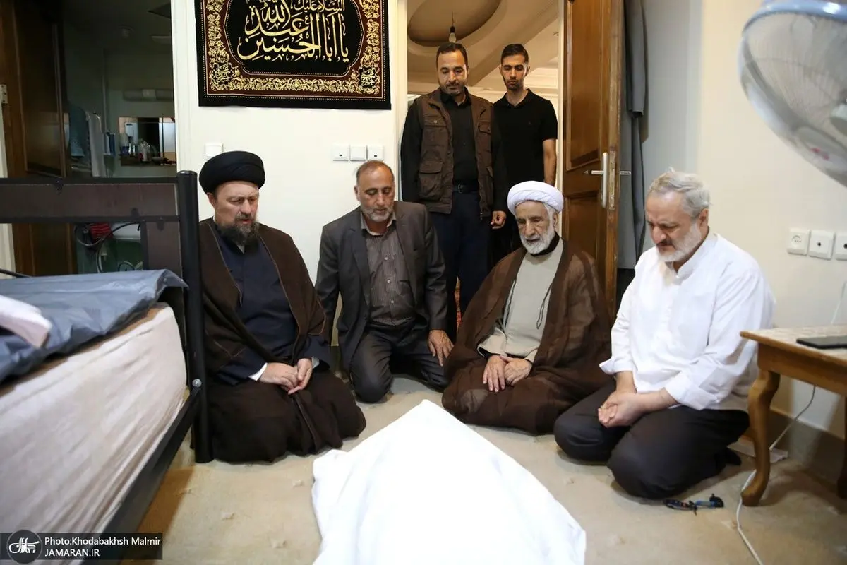 (تصاویر) حضور سید حسن خمینی کنار پیکر مرحوم صانعی