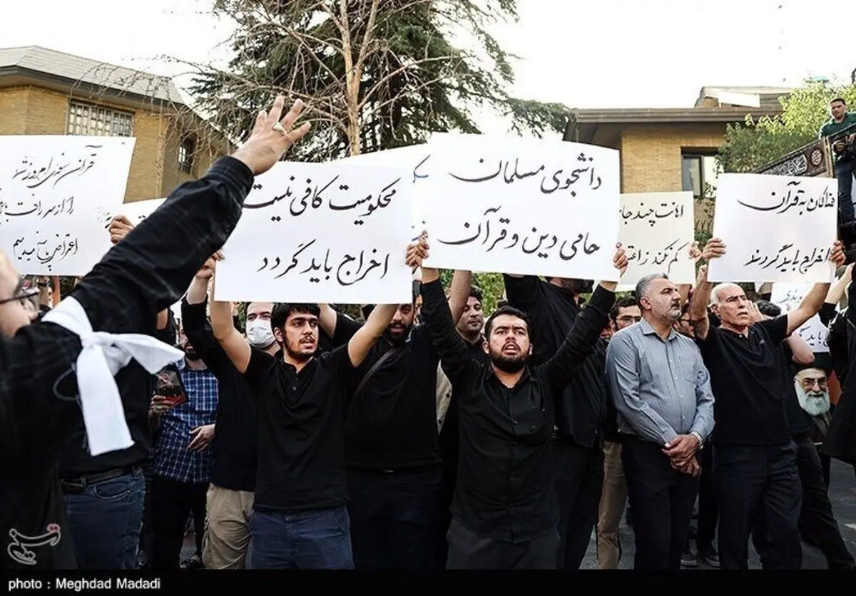(ویدئو) اقامه نماز تحصن‌کنندگان مقابل سفارت سوئد در تهران