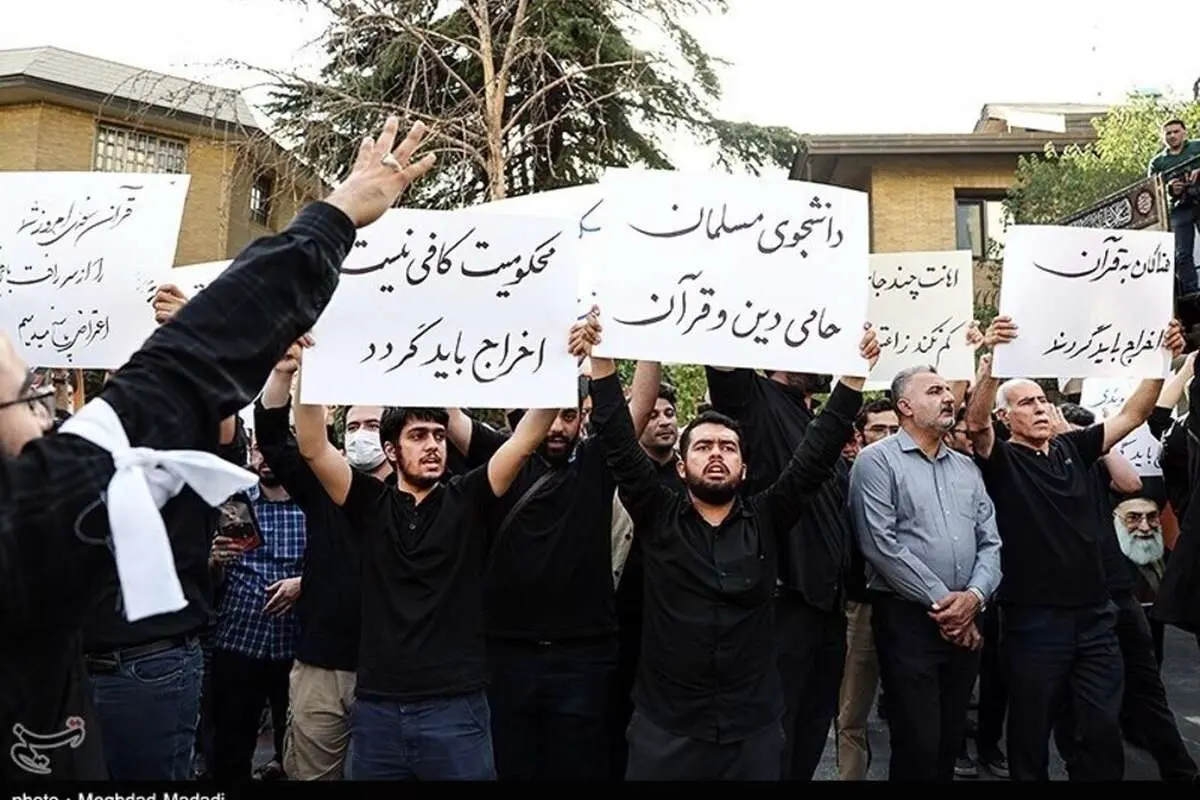 (ویدئو) اقامه نماز تحصنکنندگان مقابل سفارت سوئد در تهران