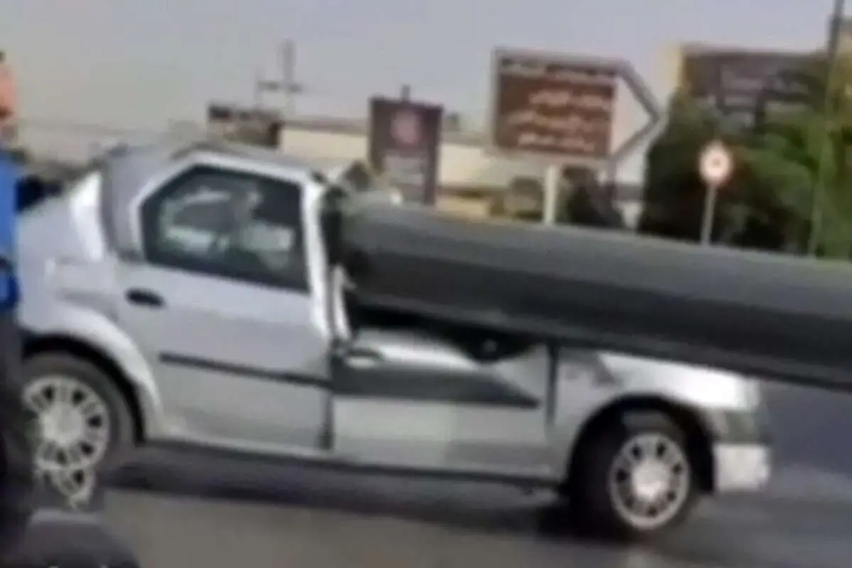 (ویدئو) اولین تصاویر از سقوط پایه پرچم ۳۰ متری بر روی خودرو وسط اتوبان در اصفهان
