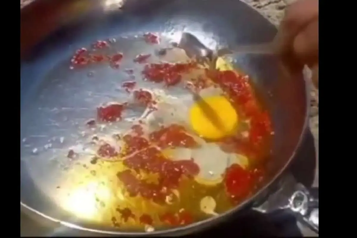 (ویدئو) پخت املت با گرمای بیش از ۵۰ درجه کنار دکل حفاری