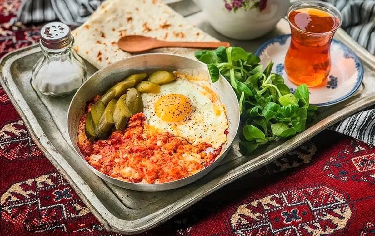 (ویدئو) پخت اُملت در گرمای بالای ۵۰ درجه جنوب توسط کارکنان شرکت نفت