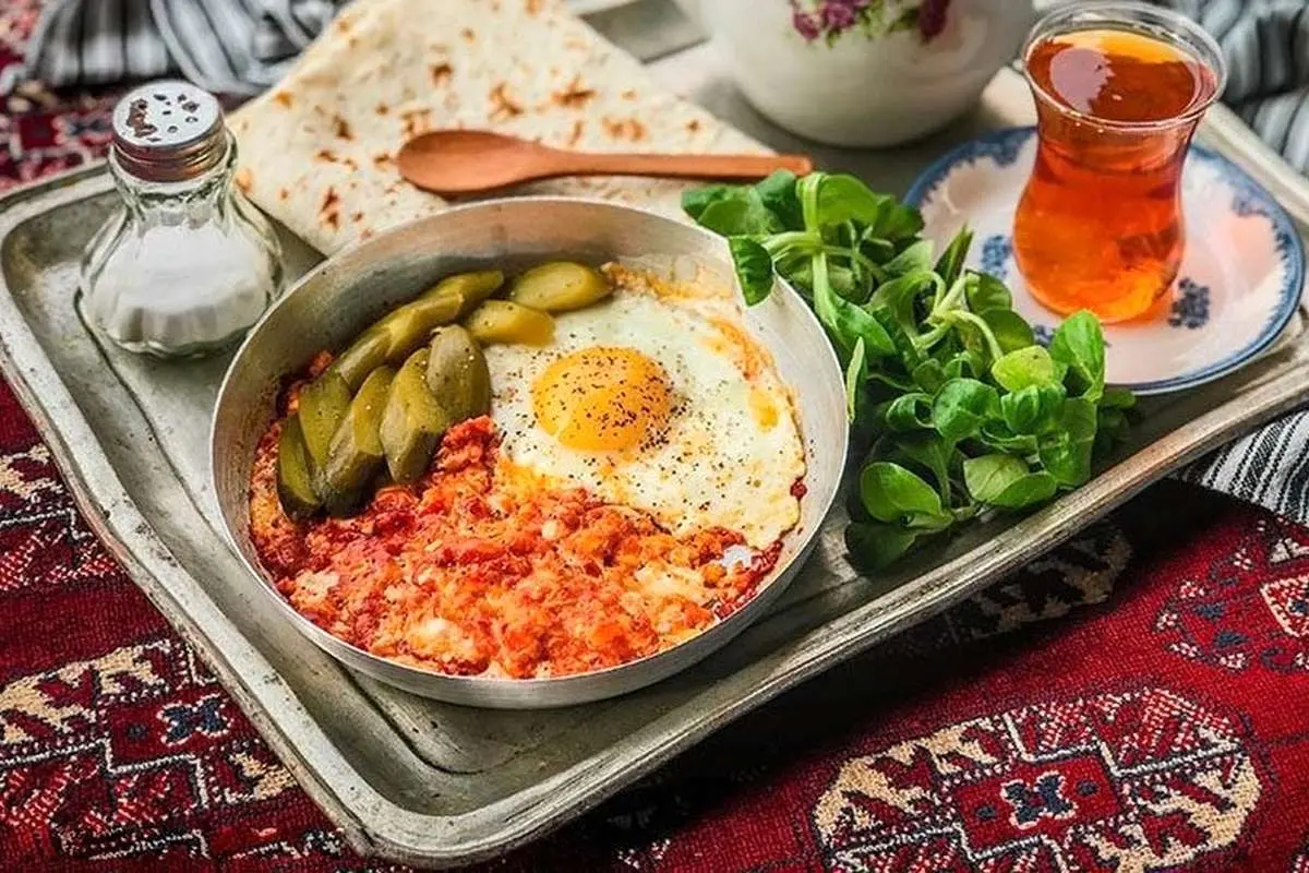 (ویدئو) پخت اُملت در گرمای بالای ۵۰ درجه جنوب توسط کارکنان شرکت نفت