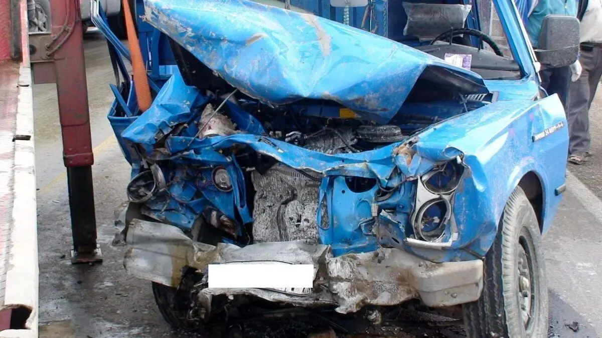 (ویدئو) تصاویر لحظات چپ شدن نیسان آبی در جاده