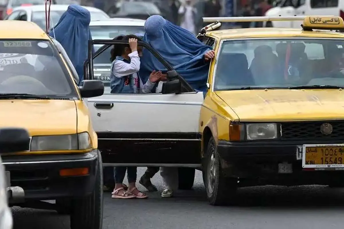 پیام طالبان به رانندگان تاکسی: روسری کافی نیست!