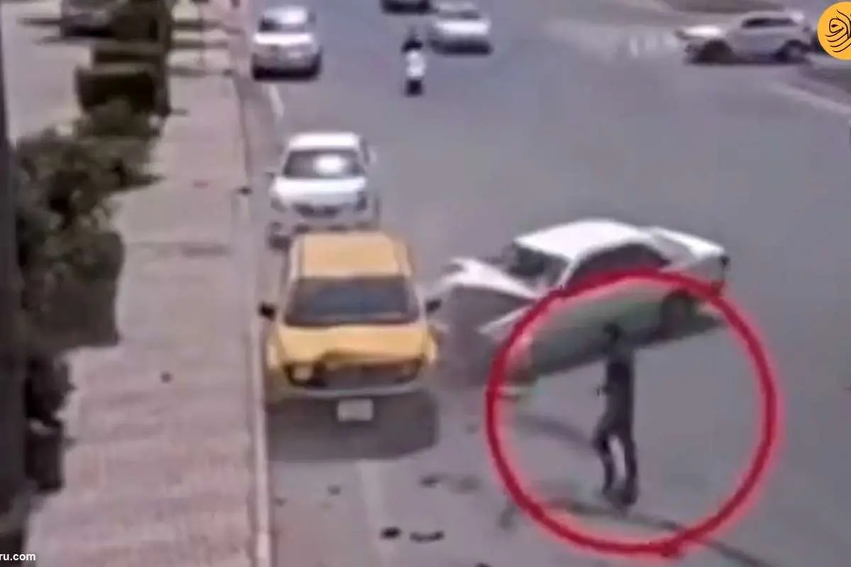 (ویدئو) پرت شدن وحشتناک راننده از خودرو