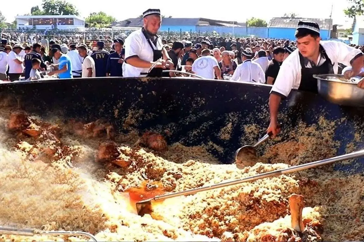 (ویدئو) پخت بزرگترین قابلی پلو جهان در ازبکستان به وزن ۵ تن